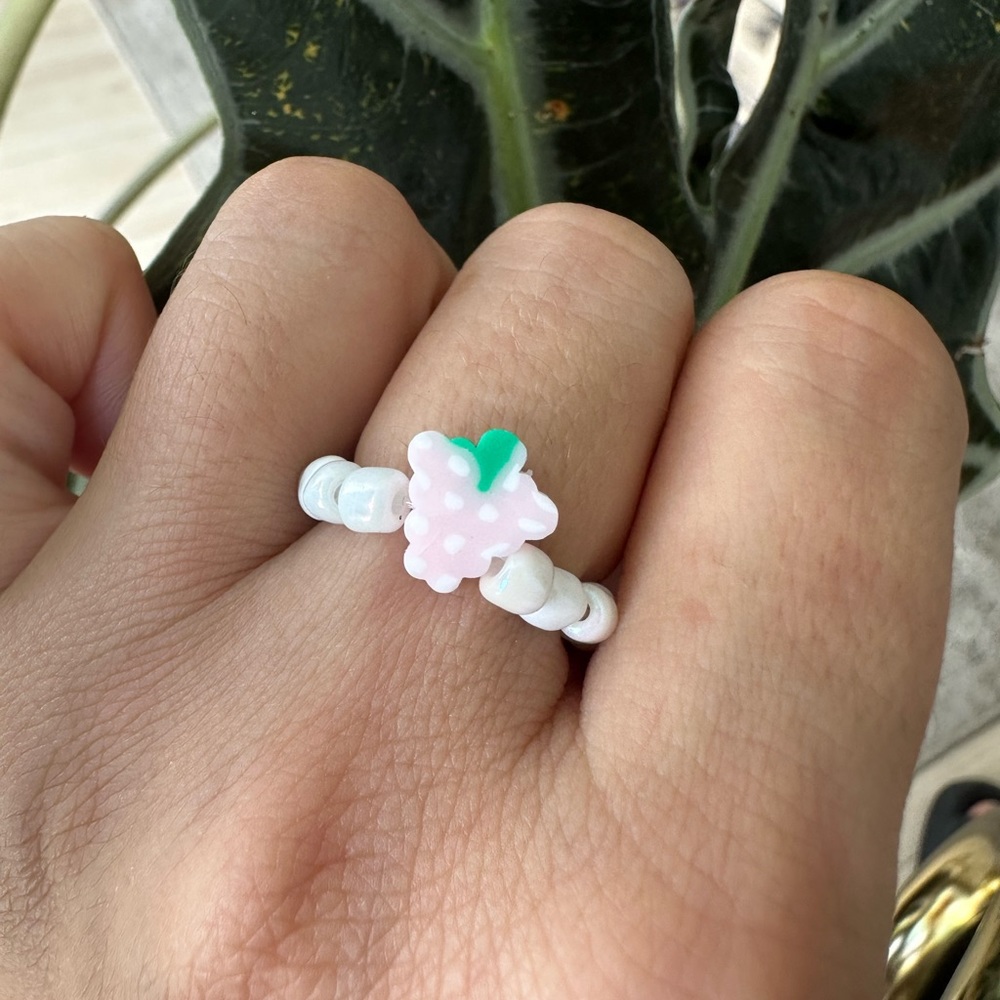 Strawberry beaded ring, elastic ring, 90s ring m, stacking ring, handmade ring